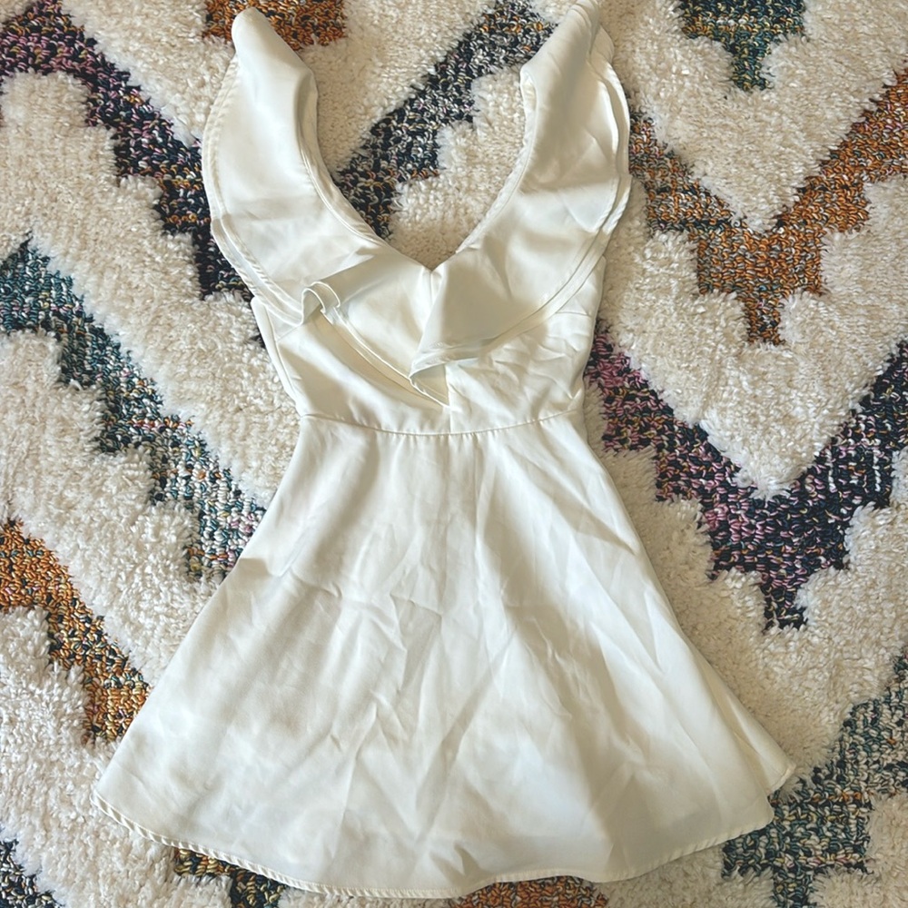 White Lulu’s dress in a size extra small